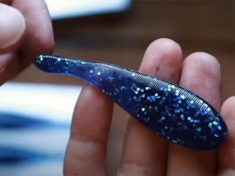 Señuelo para pesca deportiva con glitter para hacerlo mas llamativo.